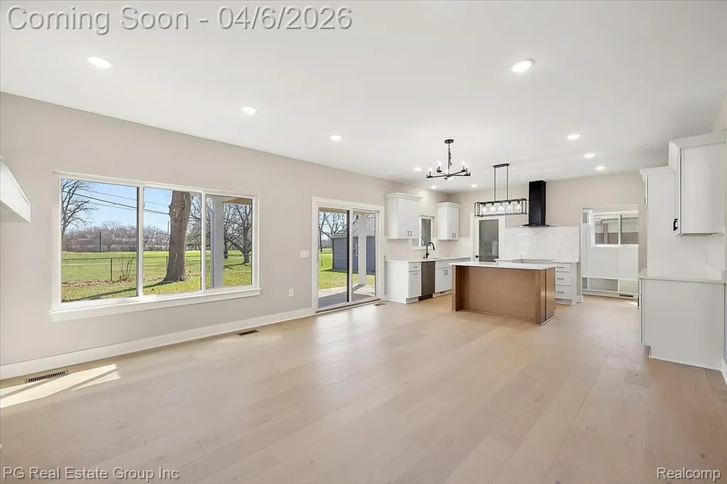 4114 Edgeland Avenue Royal Oak City MI 48073
