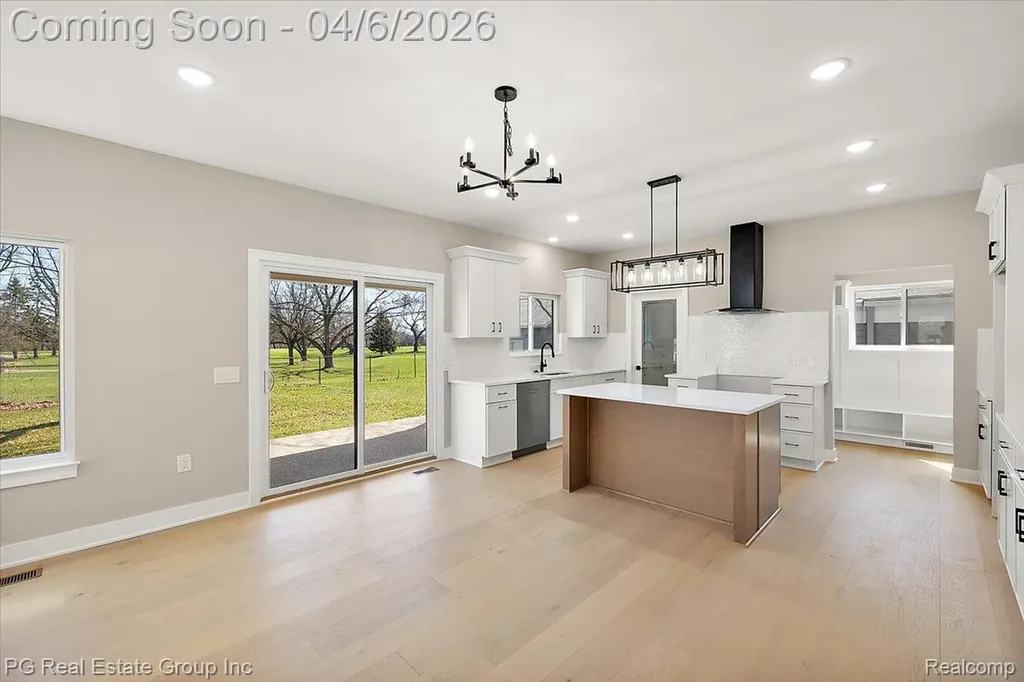 4114 Edgeland Avenue Royal Oak City MI 48073