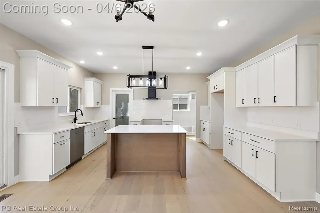 4114 Edgeland Avenue Royal Oak City MI 48073