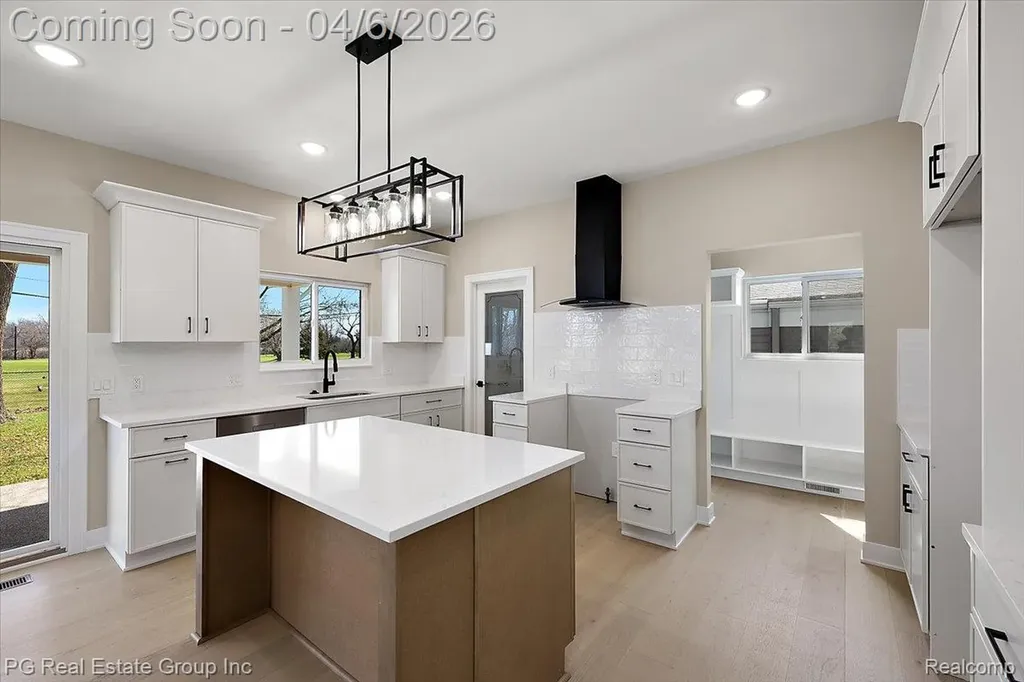 4114 Edgeland Avenue Royal Oak City MI 48073