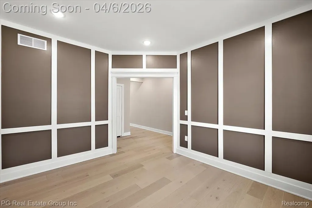 4114 Edgeland Avenue Royal Oak City MI 48073