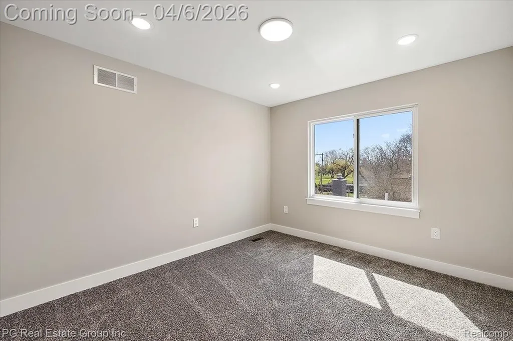 4114 Edgeland Avenue Royal Oak City MI 48073