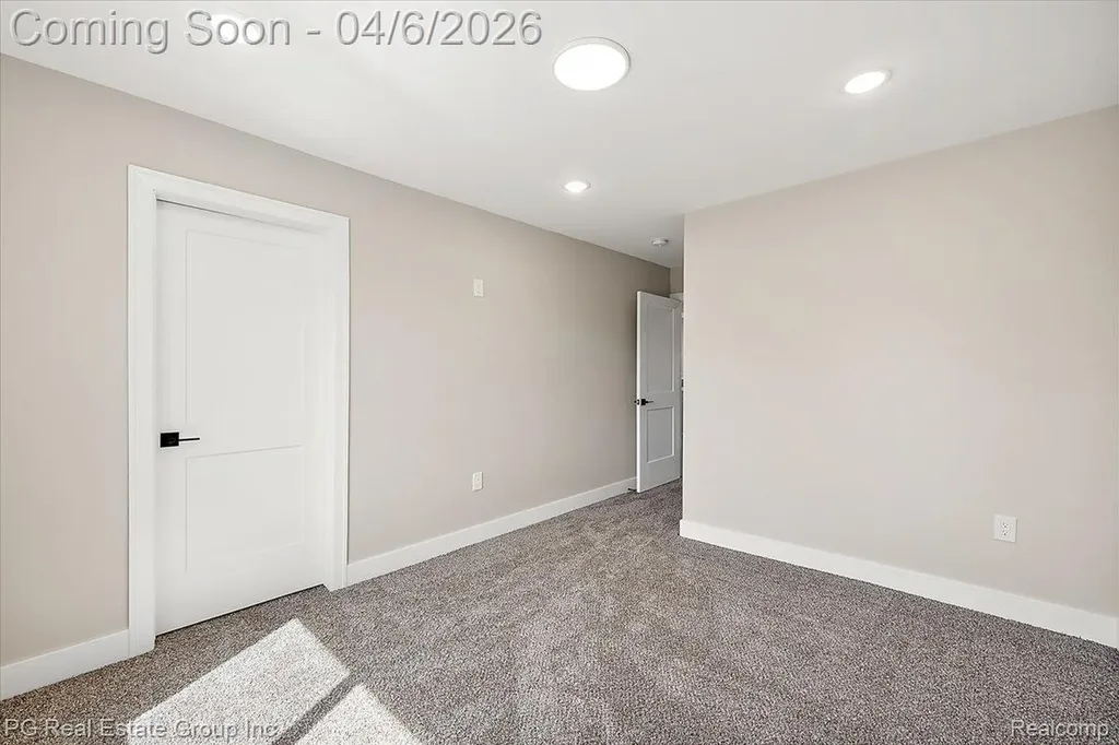 4114 Edgeland Avenue Royal Oak City MI 48073