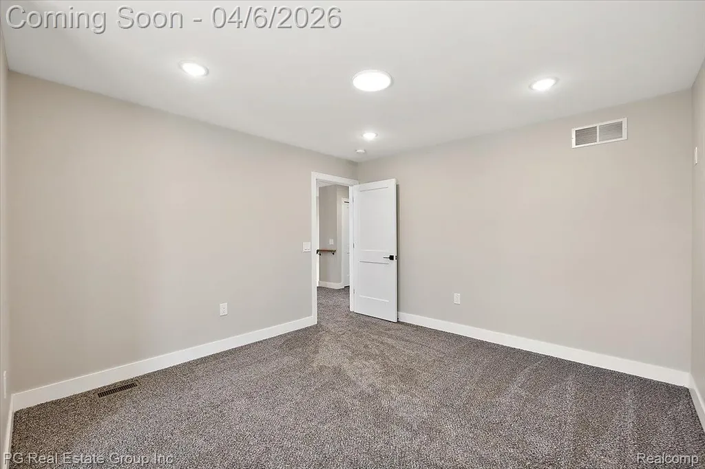 4114 Edgeland Avenue Royal Oak City MI 48073