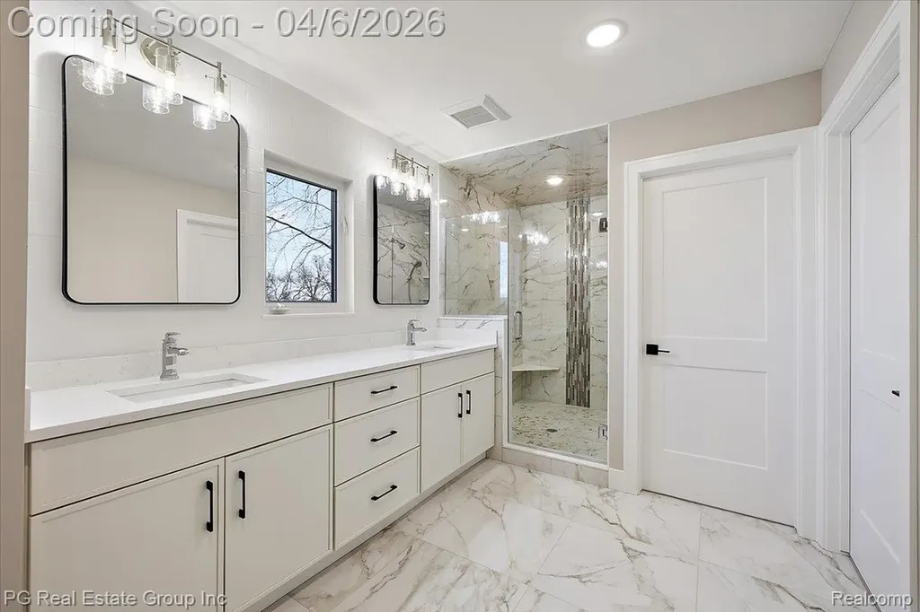 4114 Edgeland Avenue Royal Oak City MI 48073