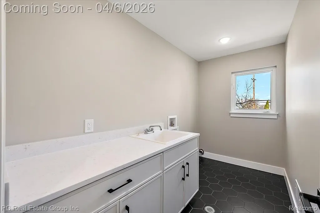 4114 Edgeland Avenue Royal Oak City MI 48073