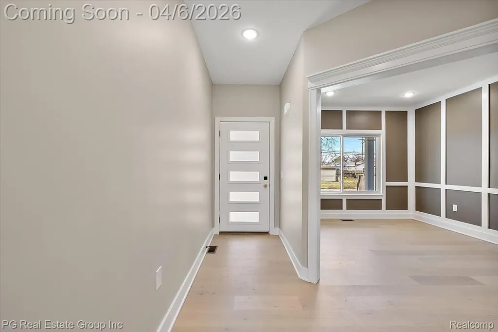 4114 Edgeland Avenue Royal Oak City MI 48073