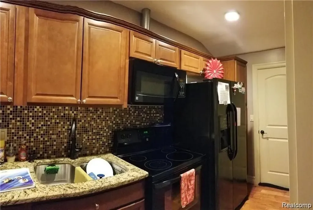 23065 Canfield Avenue Farmington Hills City MI 48336