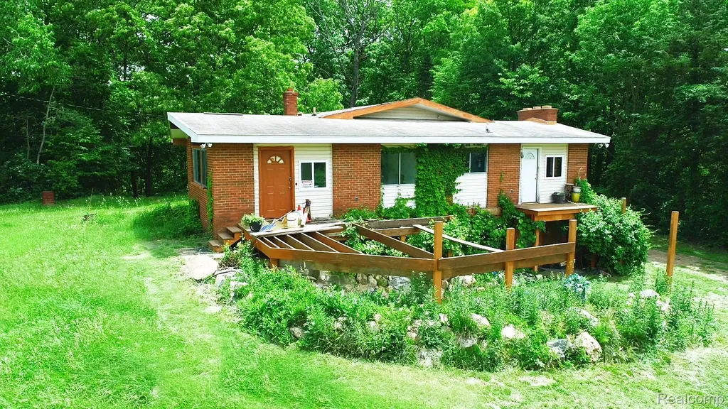 1050 Teggerdine Road White Lake Charter Township MI 48386
