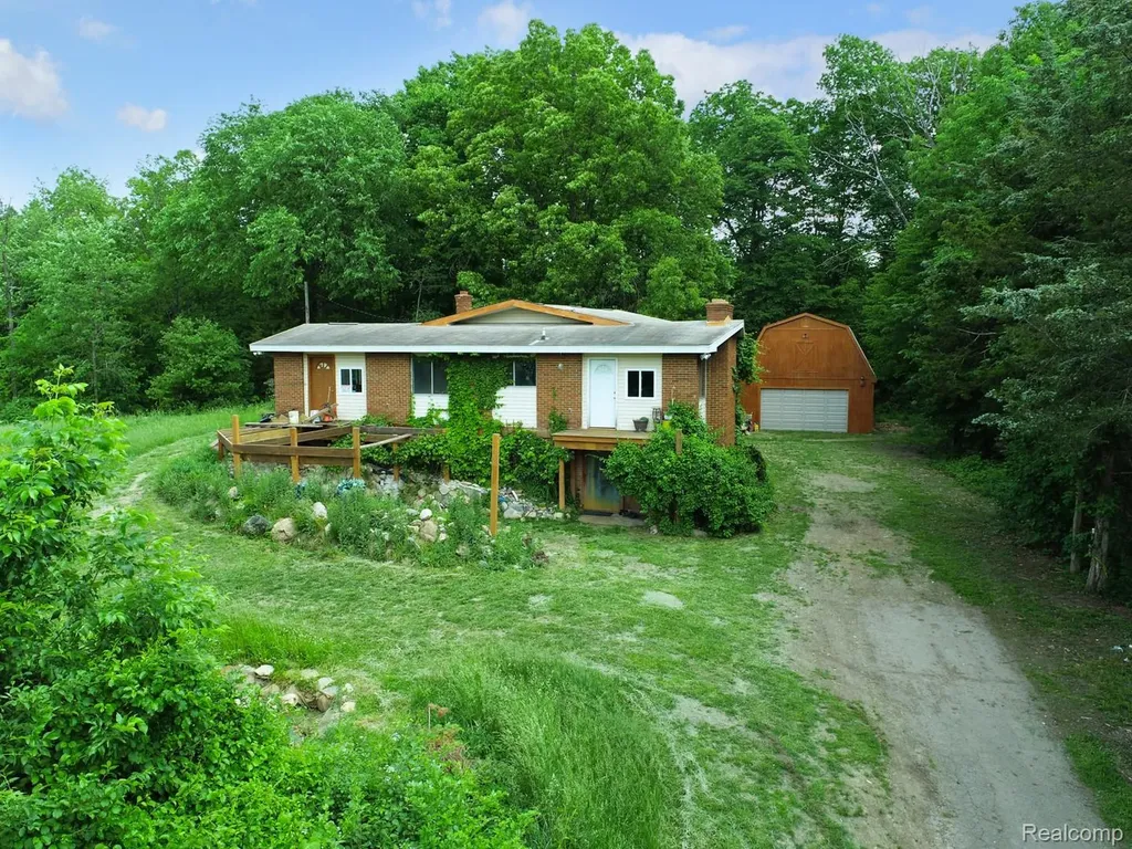 1050 Teggerdine Road White Lake Charter Township MI 48386