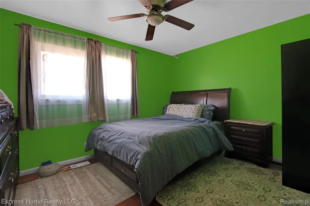 11808 Mckinley Drive Warren City MI 48089