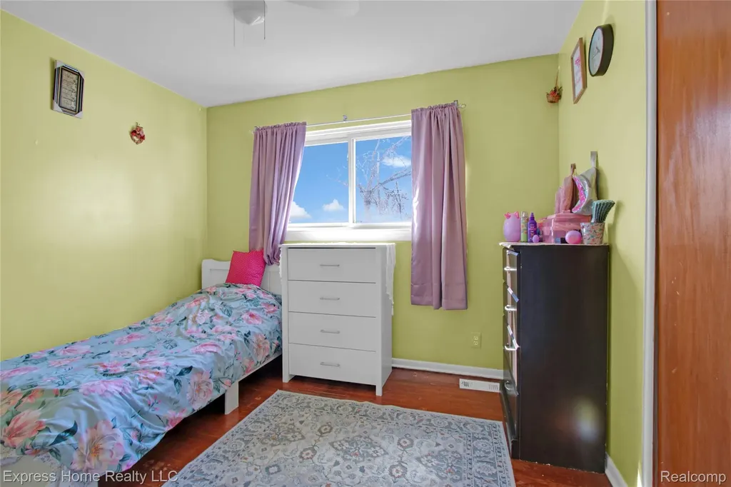 11808 Mckinley Drive Warren City MI 48089