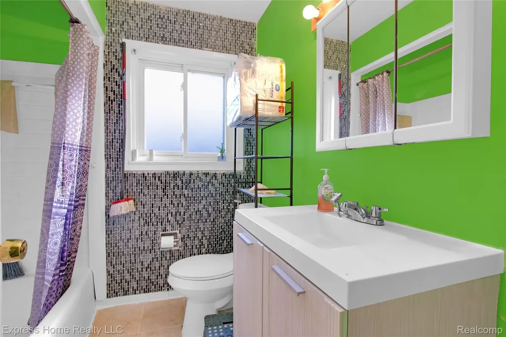 11808 Mckinley Drive Warren City MI 48089