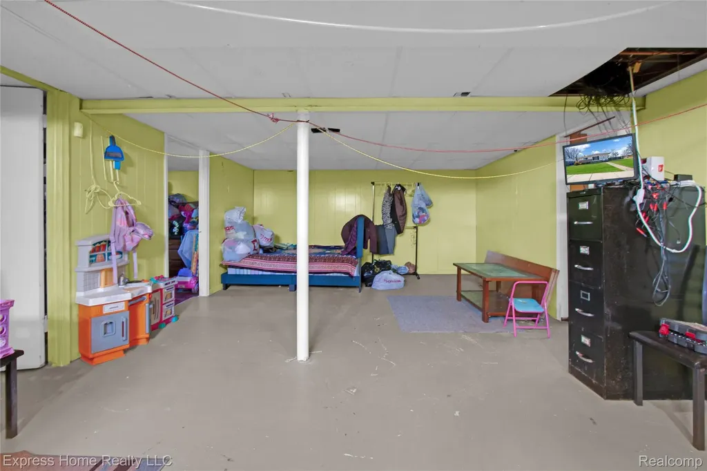 11808 Mckinley Drive Warren City MI 48089