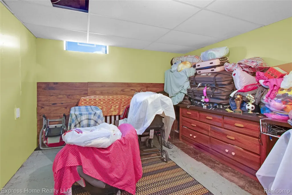 11808 Mckinley Drive Warren City MI 48089