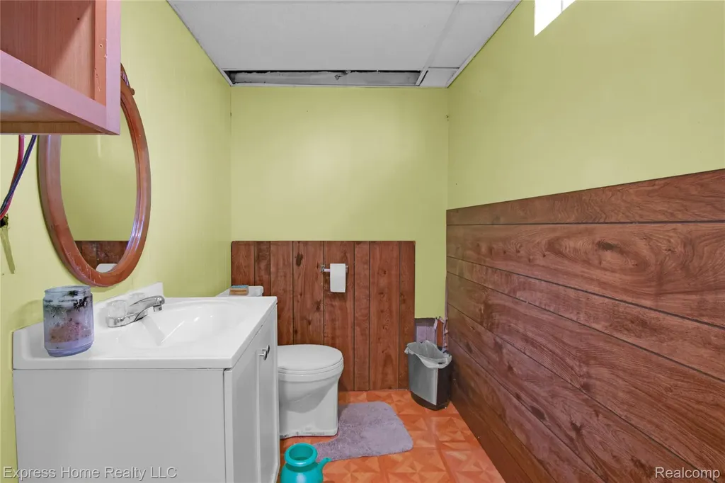 11808 Mckinley Drive Warren City MI 48089