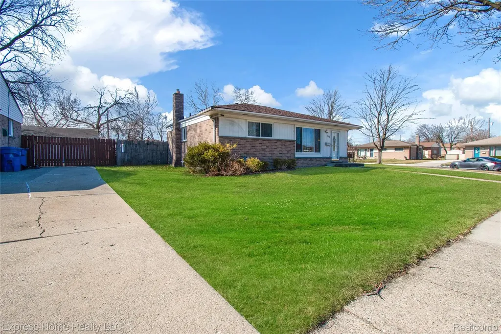 11808 Mckinley Drive Warren City MI 48089