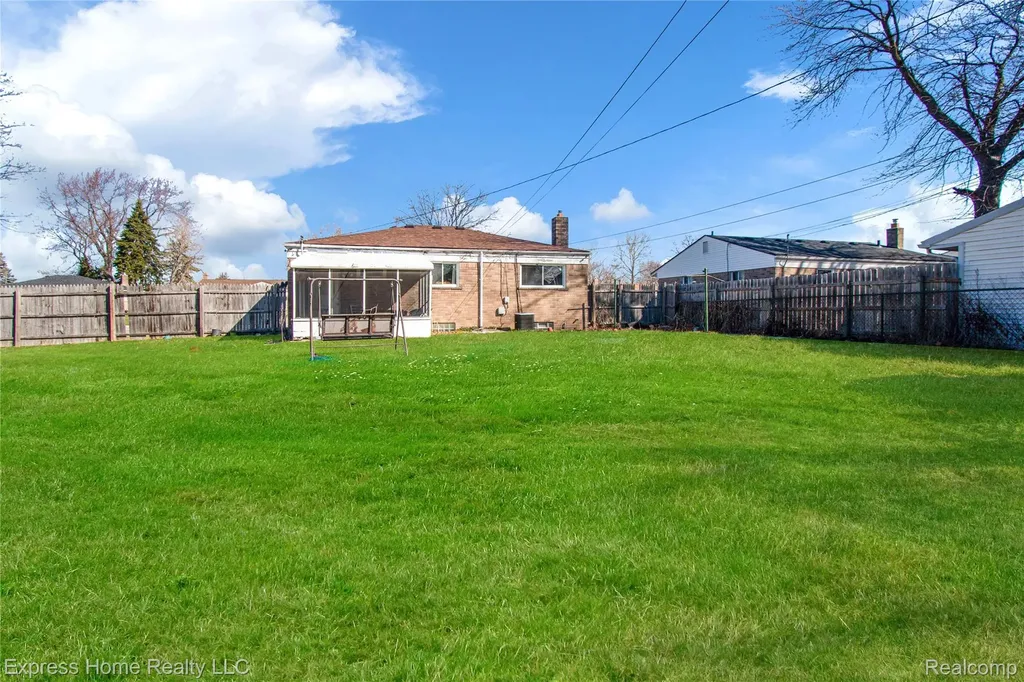 11808 Mckinley Drive Warren City MI 48089