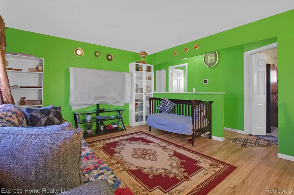 11808 Mckinley Drive Warren City MI 48089