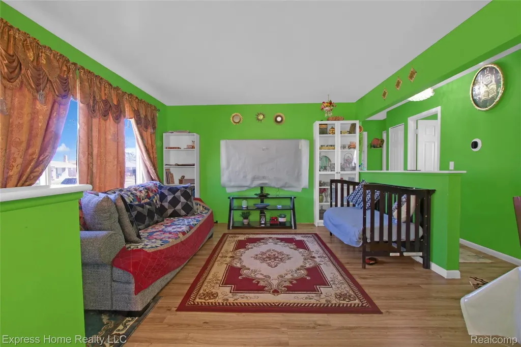 11808 Mckinley Drive Warren City MI 48089