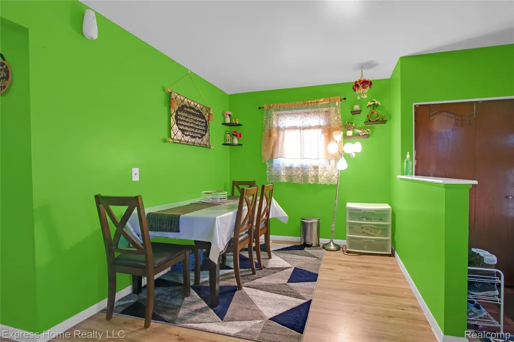 11808 Mckinley Drive Warren City MI 48089