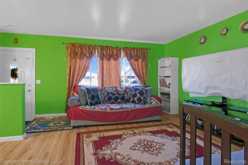 11808 Mckinley Drive Warren City MI 48089