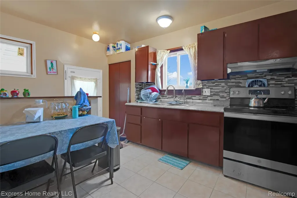 11808 Mckinley Drive Warren City MI 48089