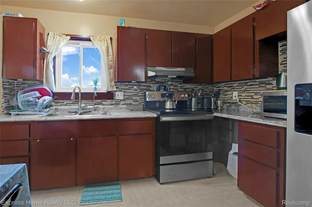 11808 Mckinley Drive Warren City MI 48089