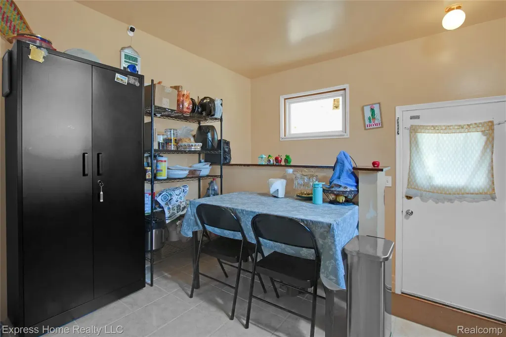 11808 Mckinley Drive Warren City MI 48089