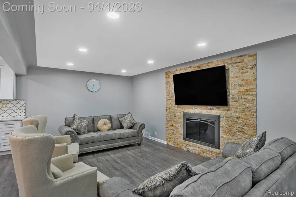 7117 N Evangeline Street Dearborn Heights City MI 48127