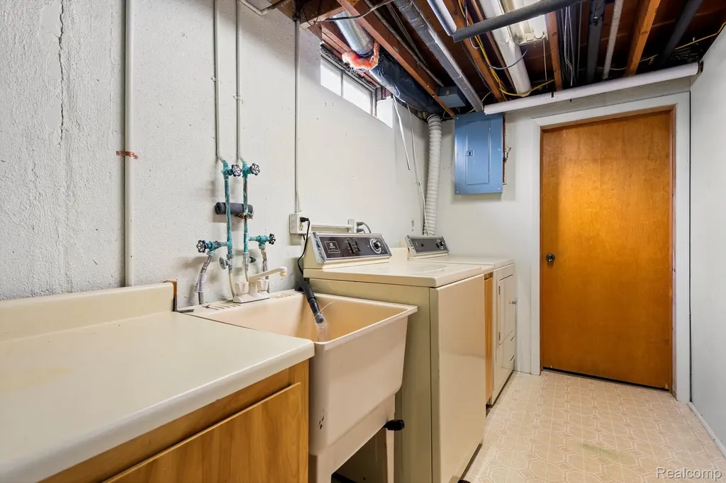 27094 Sandy Hill Lane Lyon Charter Township MI 48165