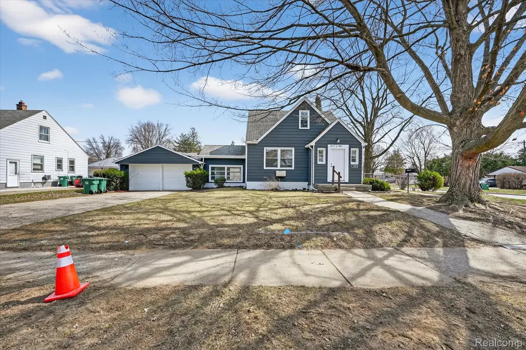 1108 Helen Street Garden City City MI 48135