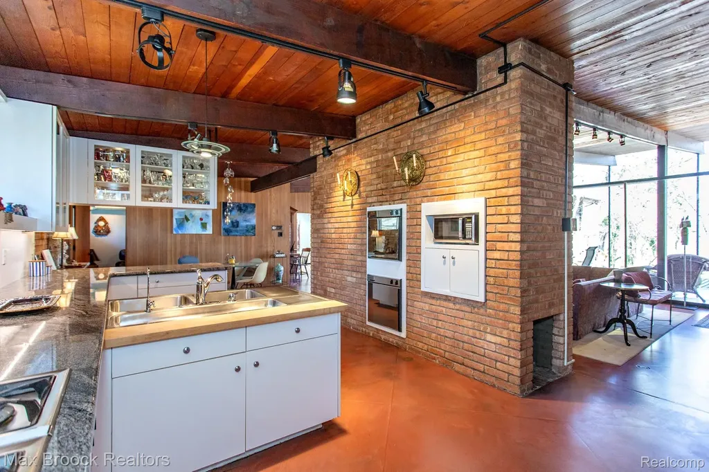 30875 Franklin Road Franklin Village MI 48025