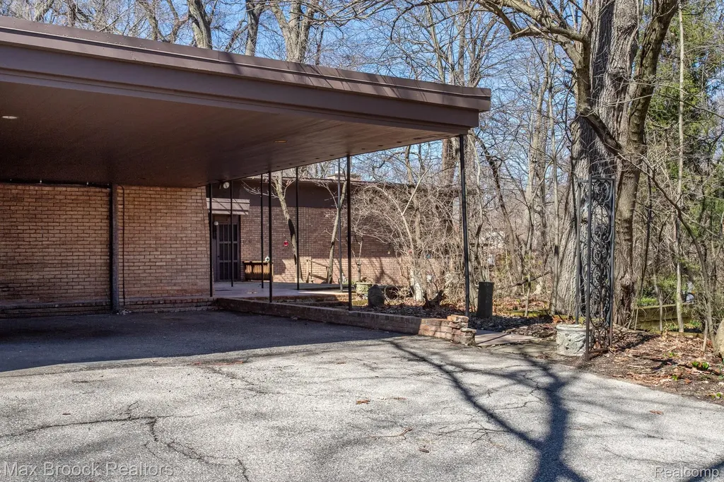 30875 Franklin Road Franklin Village MI 48025