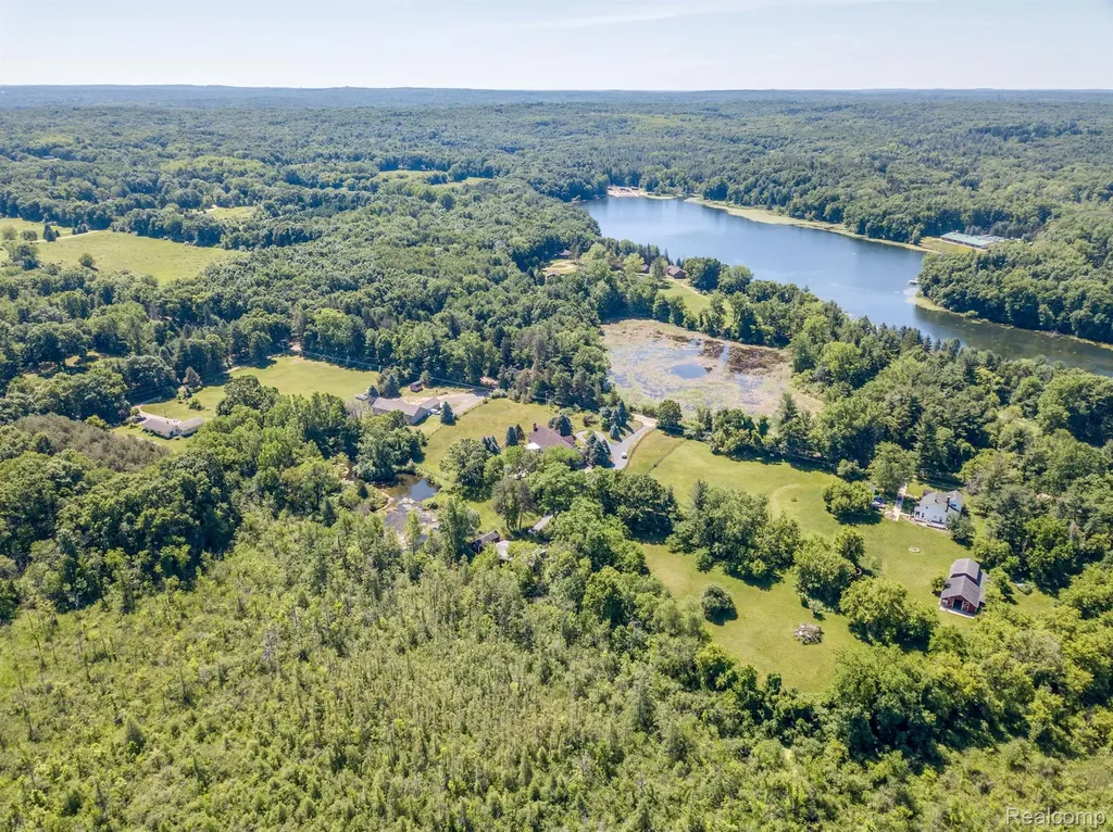 4090 Perryville Road Groveland Township MI 48462