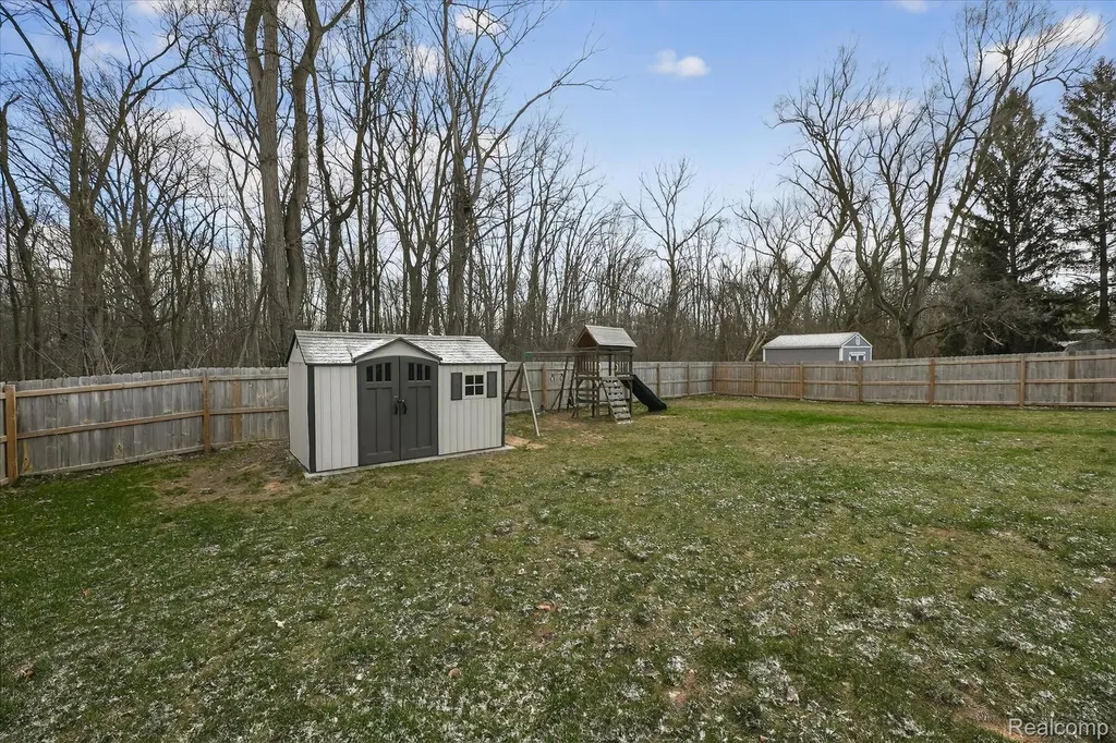 14131 Eastview Drive Fenton Charter Township MI 48430