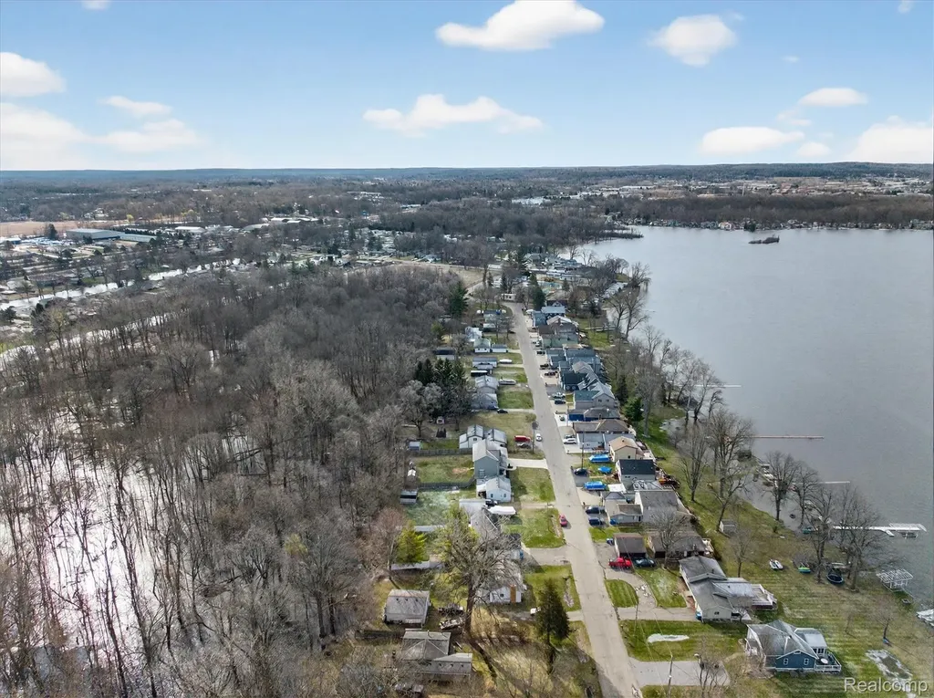 14131 Eastview Drive Fenton Charter Township MI 48430