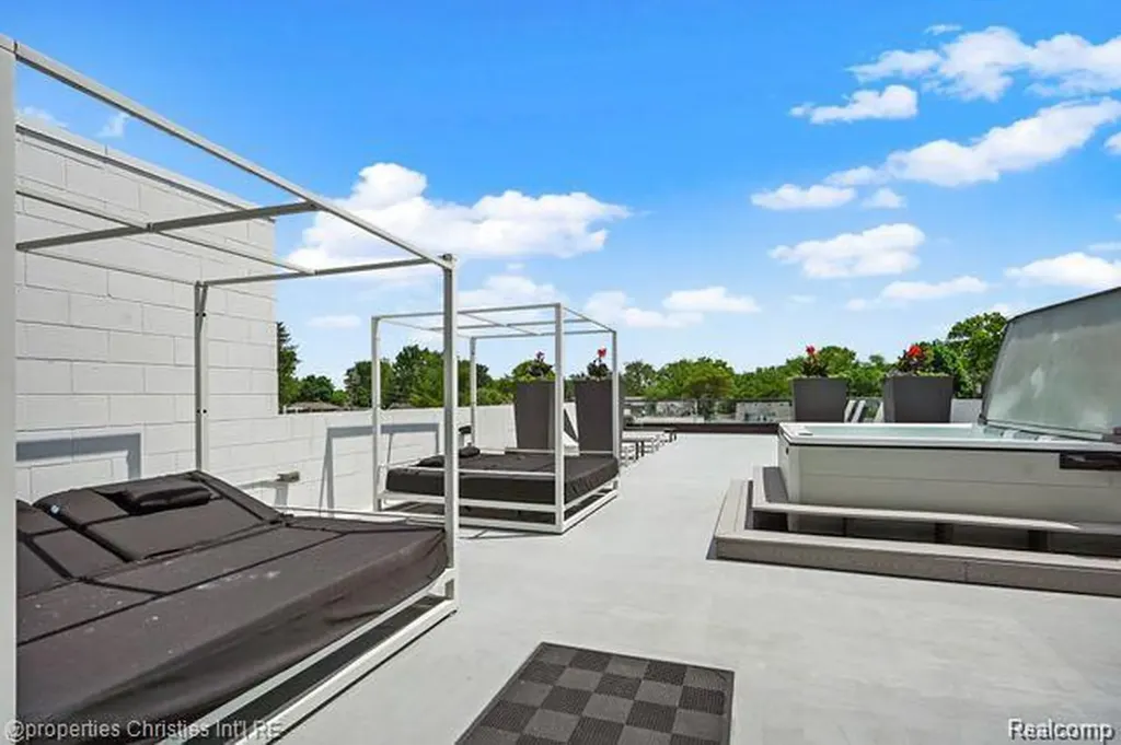 533 E Harrison Avenue Royal Oak City MI 48067