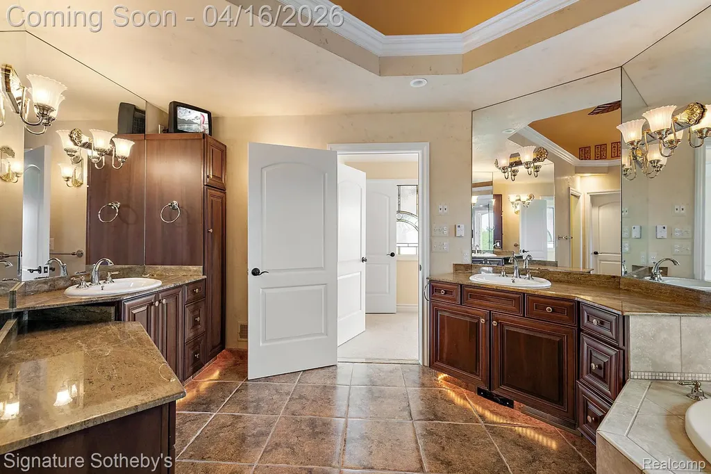 10611 Lighthouse Point Green Oak Township MI 48178