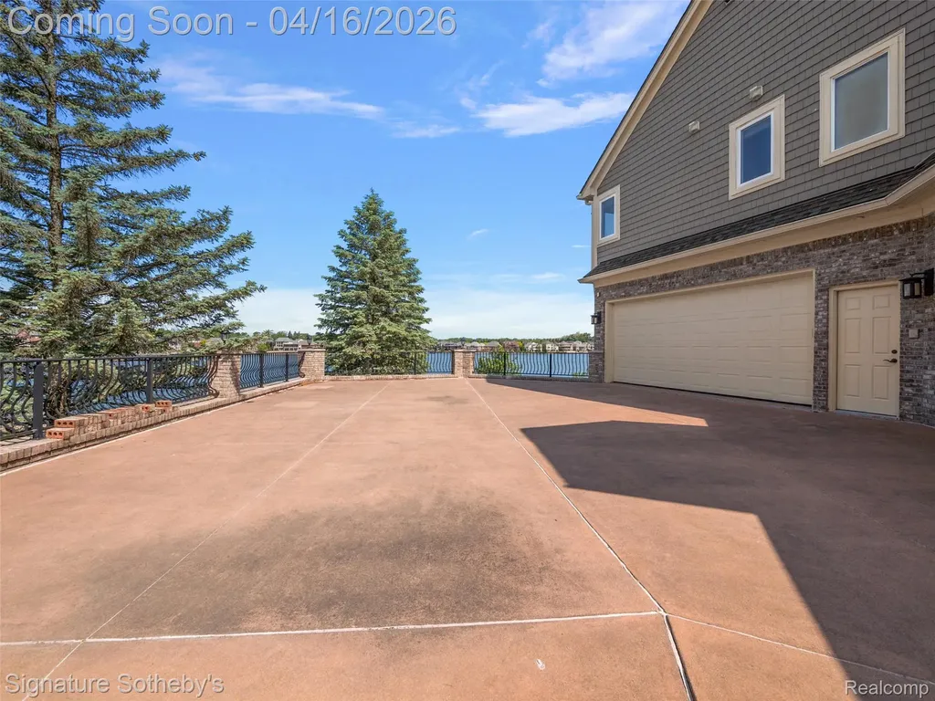 10611 Lighthouse Point Green Oak Township MI 48178