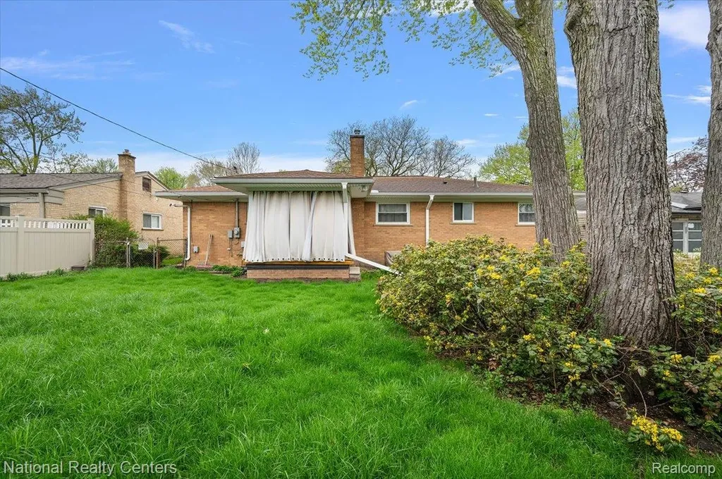 27828 Santa Ana Drive Warren City MI 48093