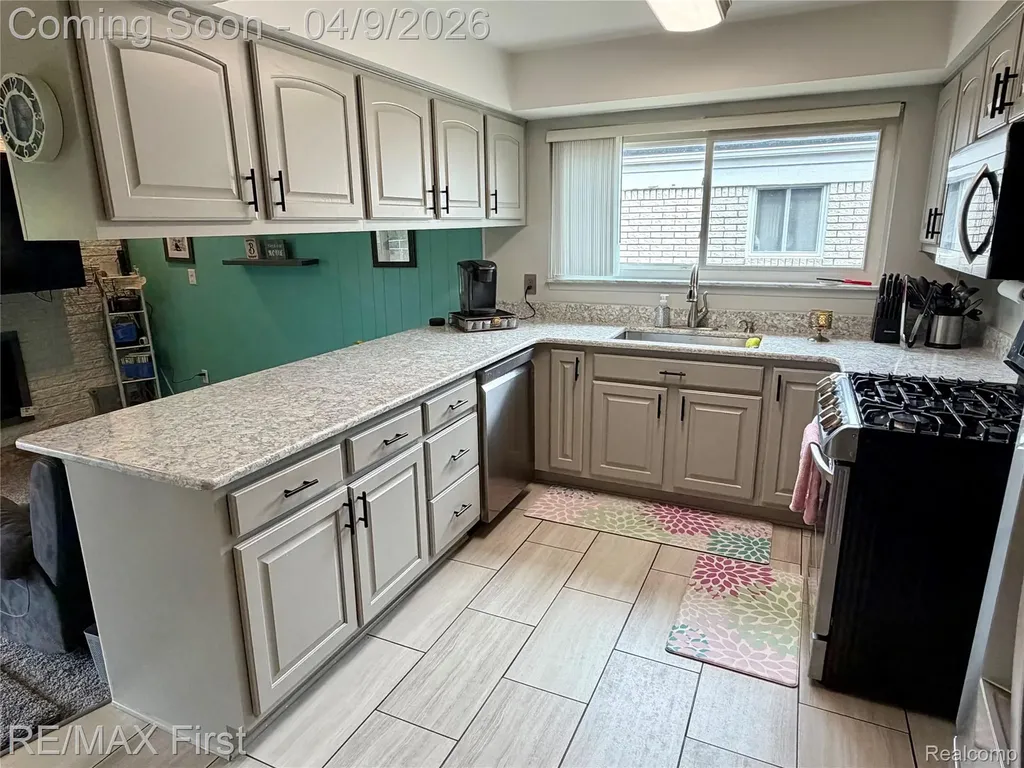 39641 Edgemont Drive Sterling Heights City MI 48310