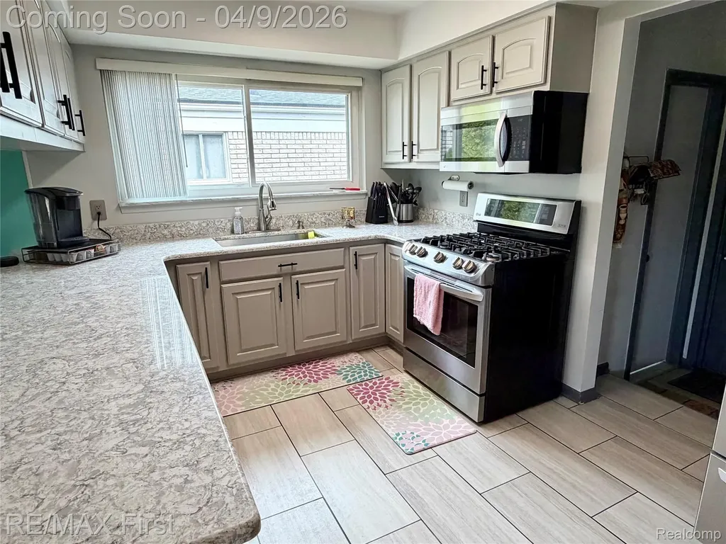 39641 Edgemont Drive Sterling Heights City MI 48310