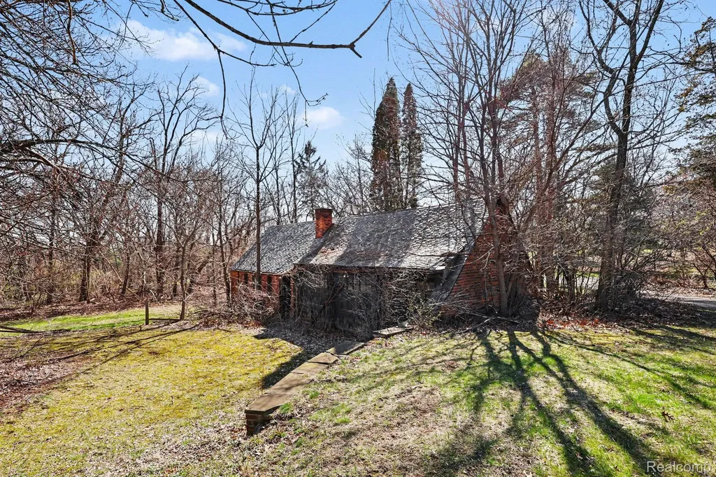 32020 Franklin Road Franklin Village MI 48025