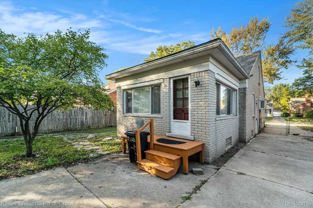 20926 Lennon Street Harper Woods City MI 48225