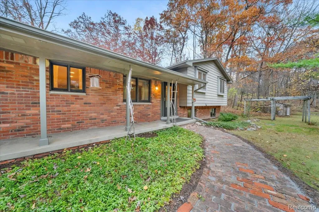 75 Ridgemont Road Oxford Charter Township MI 48370