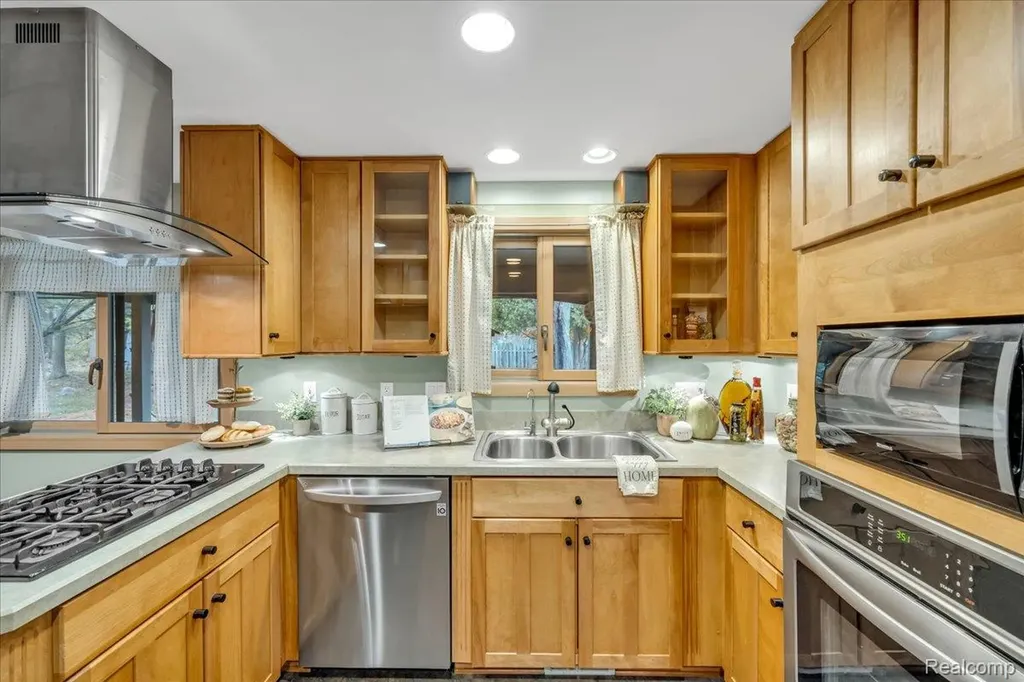 75 Ridgemont Road Oxford Charter Township MI 48370