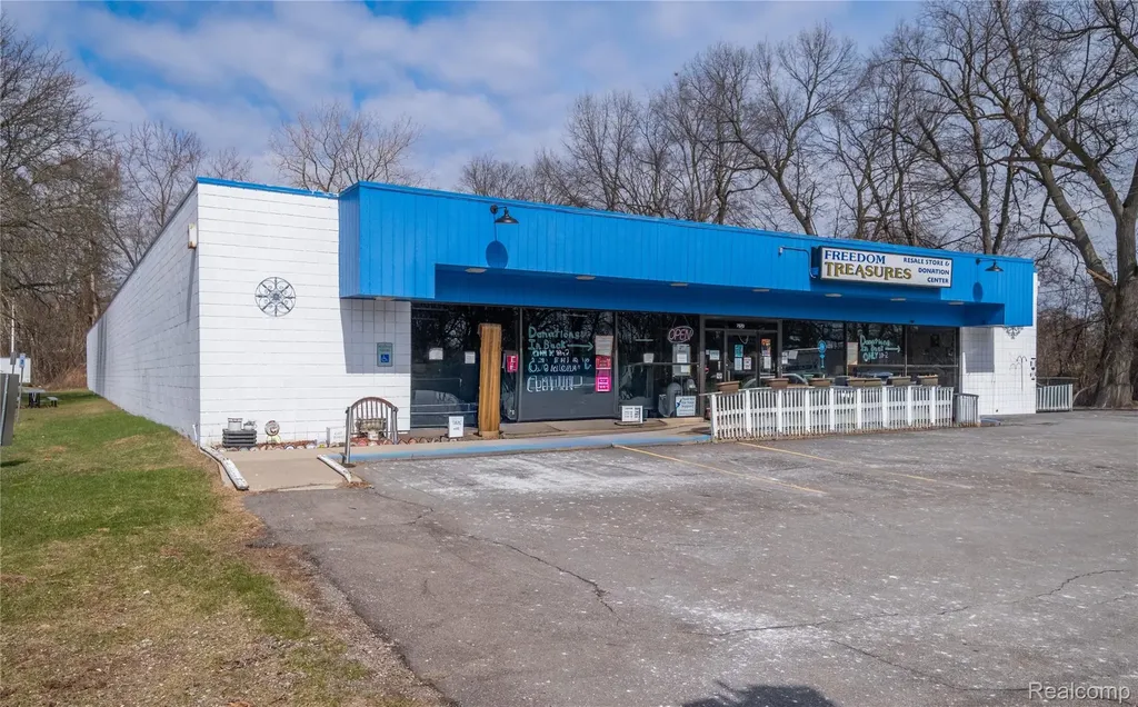 7570 Cooley Lake Road Waterford Charter Township MI 48327
