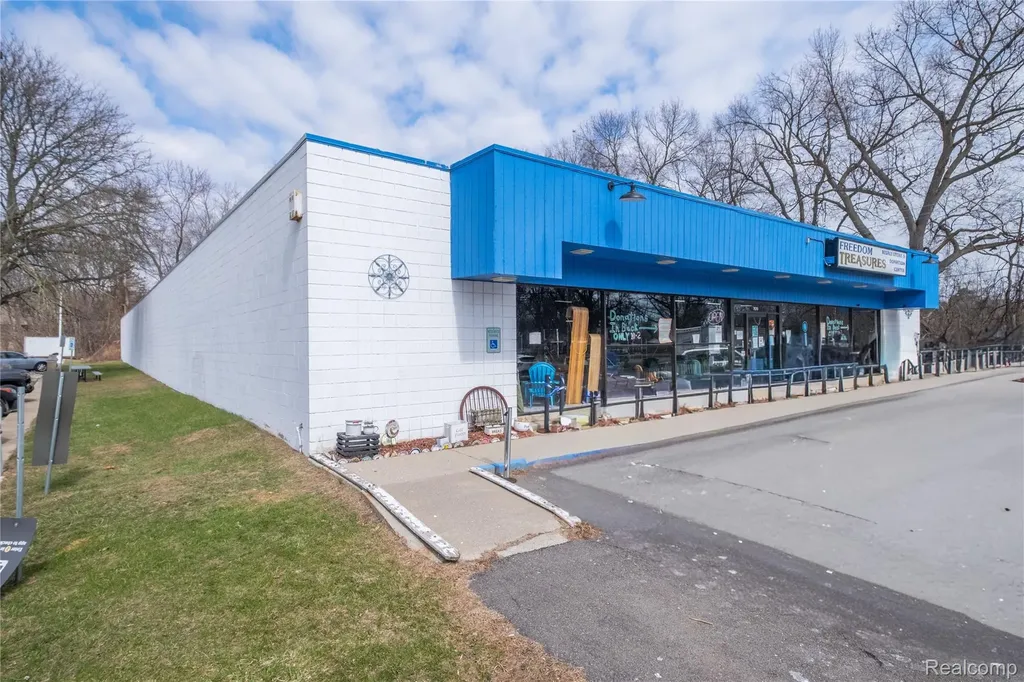 7570 Cooley Lake Road Waterford Charter Township MI 48327