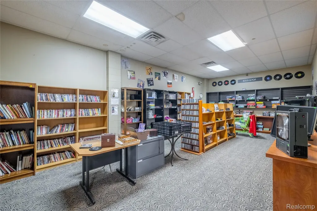 7570 Cooley Lake Road Waterford Charter Township MI 48327